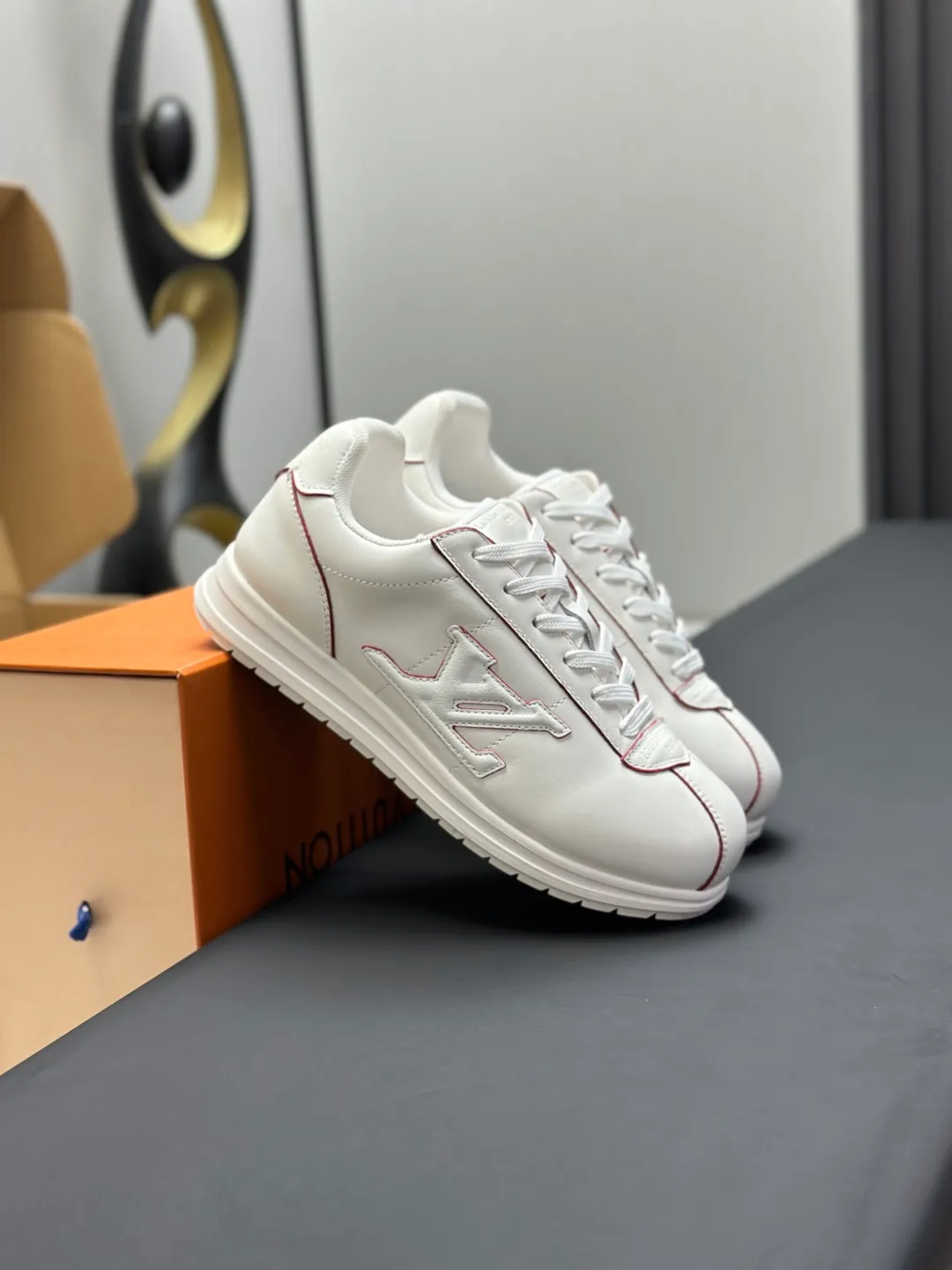 👟👟Ex-factory price 680👟👟 Full set of packaging with airplane box💰Top version LV-Louis Vuitton-classic catwalk new style 1:1 development replica of the original version! ! The upper foot is very comfortable. It is made of luxurious materials and fine workmanship. The midsole is printed with English letters "Made in Europe". The upper is made of calfskin imported from Italy. The side is decorated with the brand's LOGO and signature. The latest latex foot pads and mesh lining make the foot feel super comfortable. The original two-color TPU combination outsole is specially provided by the original factory. Bag technology Goodyear stitched edges Fabric: Exclusive customized first-layer cowhide Accessories: Exclusive private model Vuitton logo, lining: Customized silk mesh lining - first-layer silk cowhide lining Outsole: TPU combination outsole wear-resistant, non-slip and anti-yellowing Foot pads: new latex pads-mesh sweat-absorbent Counter technology: fully computerized sewing machine wire drawing Toe box back cover Hot and cold shaping Full set of pull-top lasts with medium and low logo patterns Special counter packaging - shoelaces, certificate, card, instructions, certificate of quality, dust bag, the most complete packaging on the entire network, women's 35-40 men's 38-46 (38/46 customized, non-refundable! GD9916